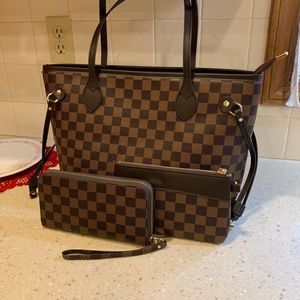 Handbag & wallet. This is a dupe.